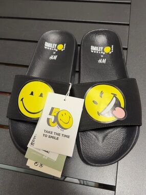 H&M Black Slide Sandals with Yellow Smiley Faces size 2.5-3.5